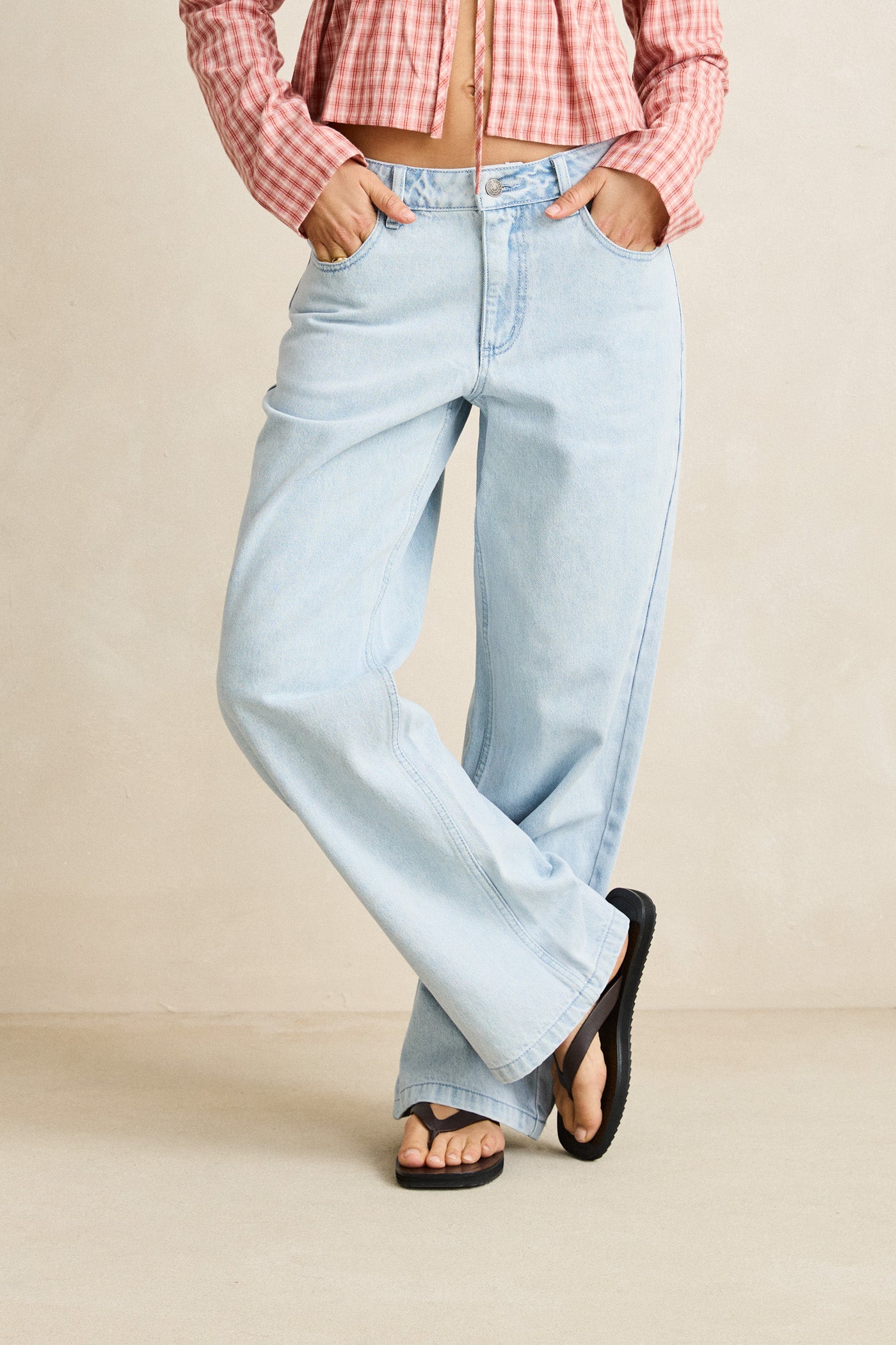 ESSENTIAL JEAN - Image 1