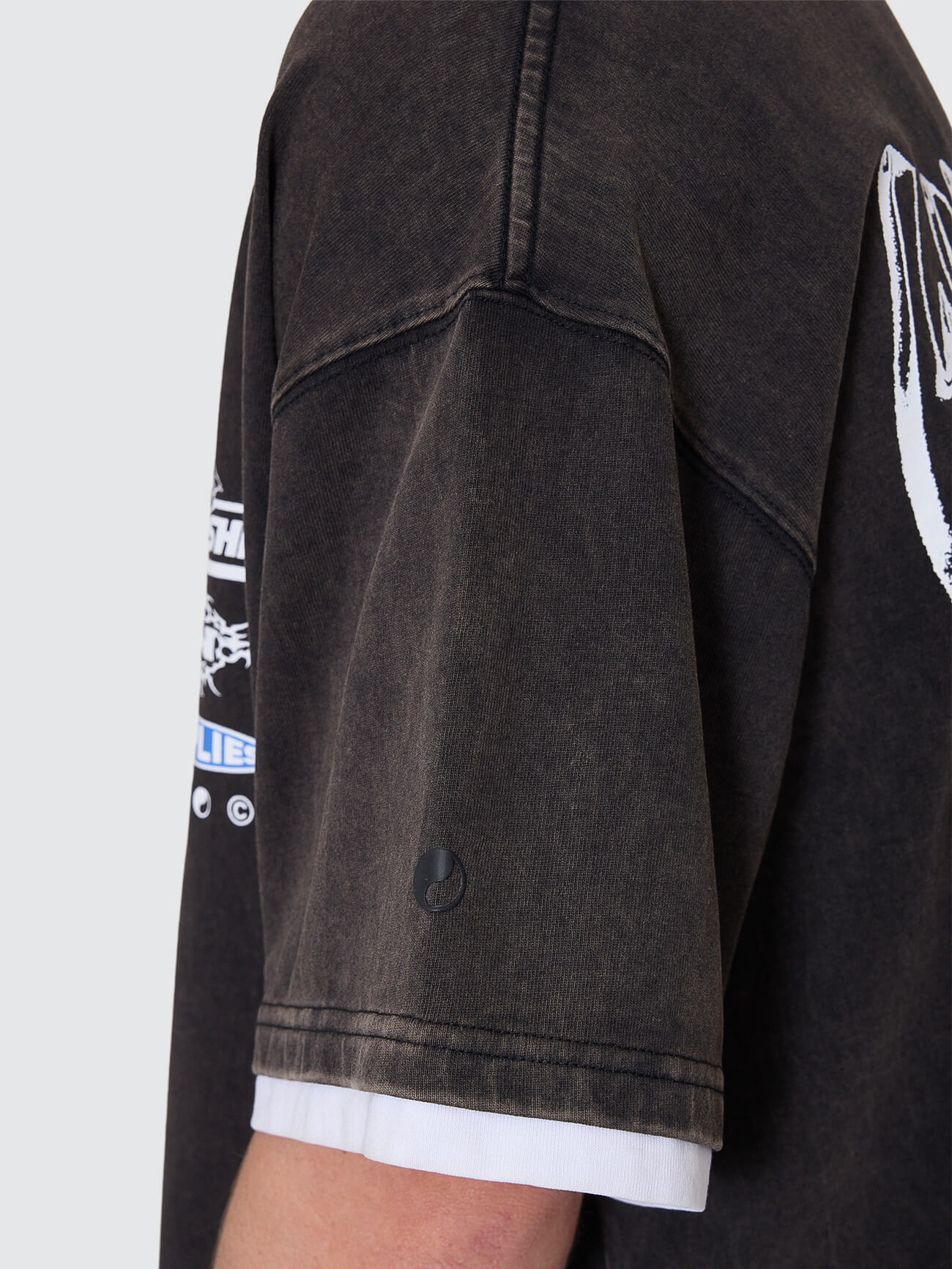 Is This It Box Fit Cropped Layer Tee Washed Black - Image 4