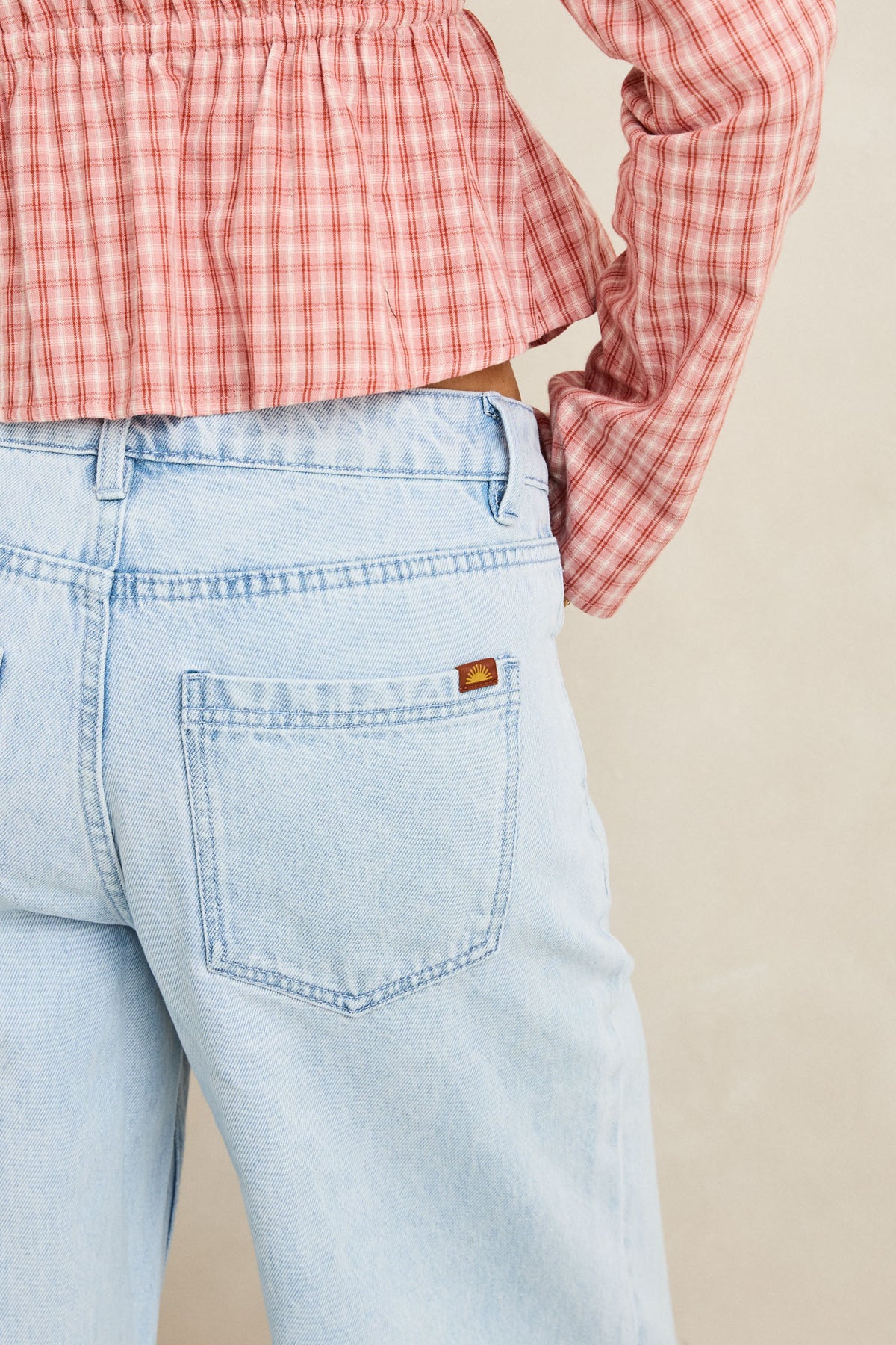 ESSENTIAL JEAN - Image 3