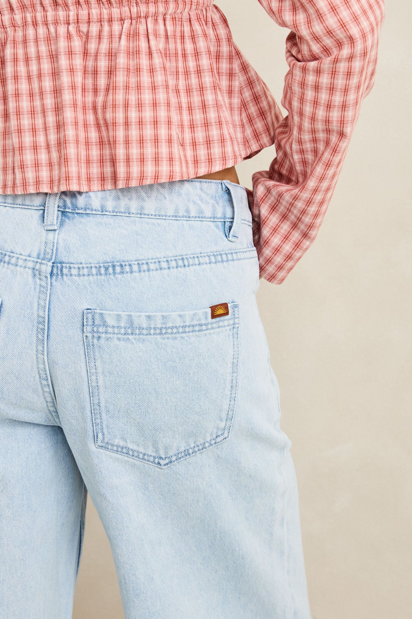 ESSENTIAL JEAN - Image 3