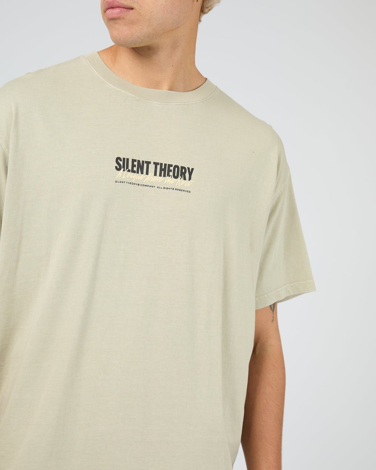 Mens League Scoop Tee Herb - Image 5
