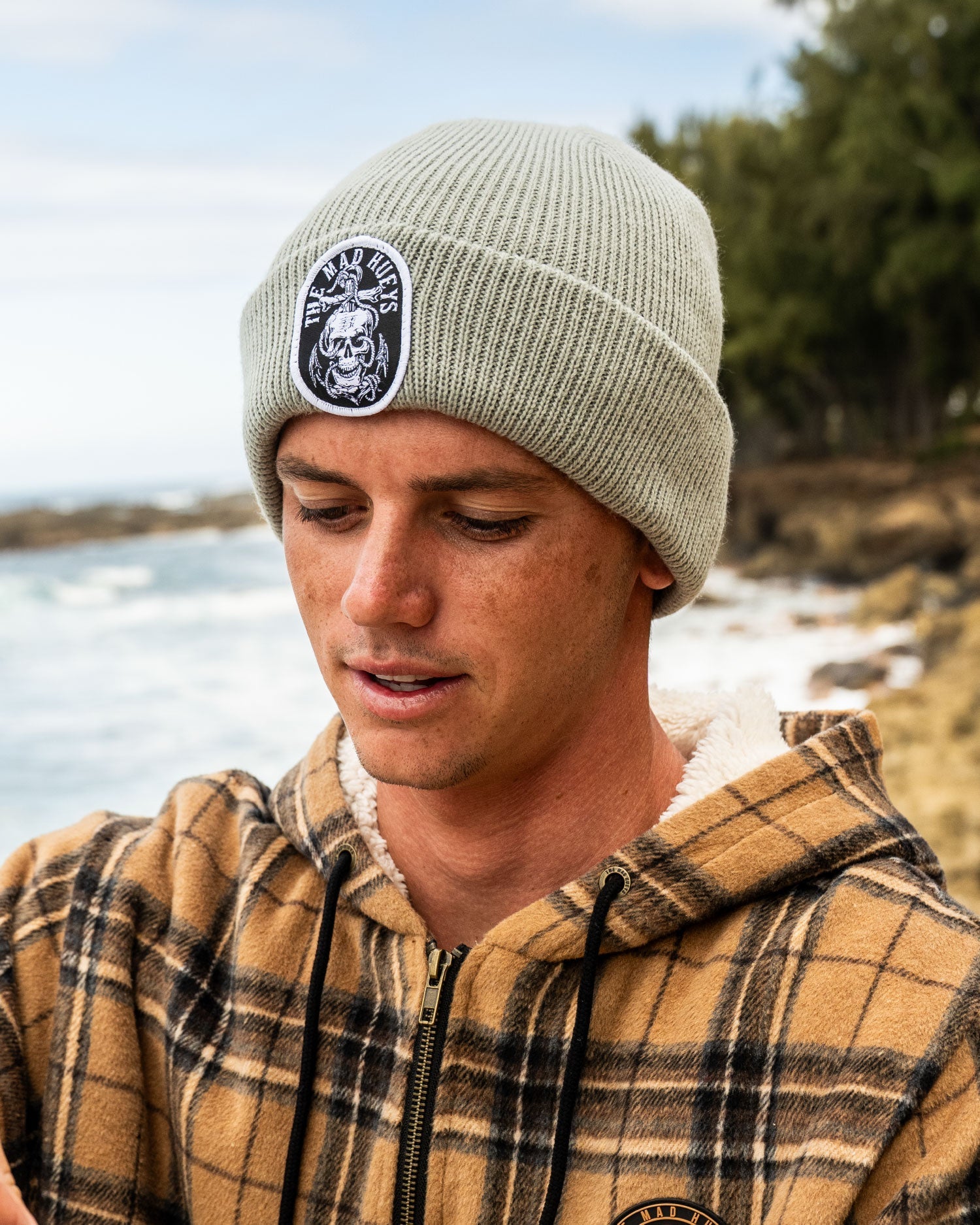 Mens Rope Skull Anchor Beanie Faded Dust - Image 1