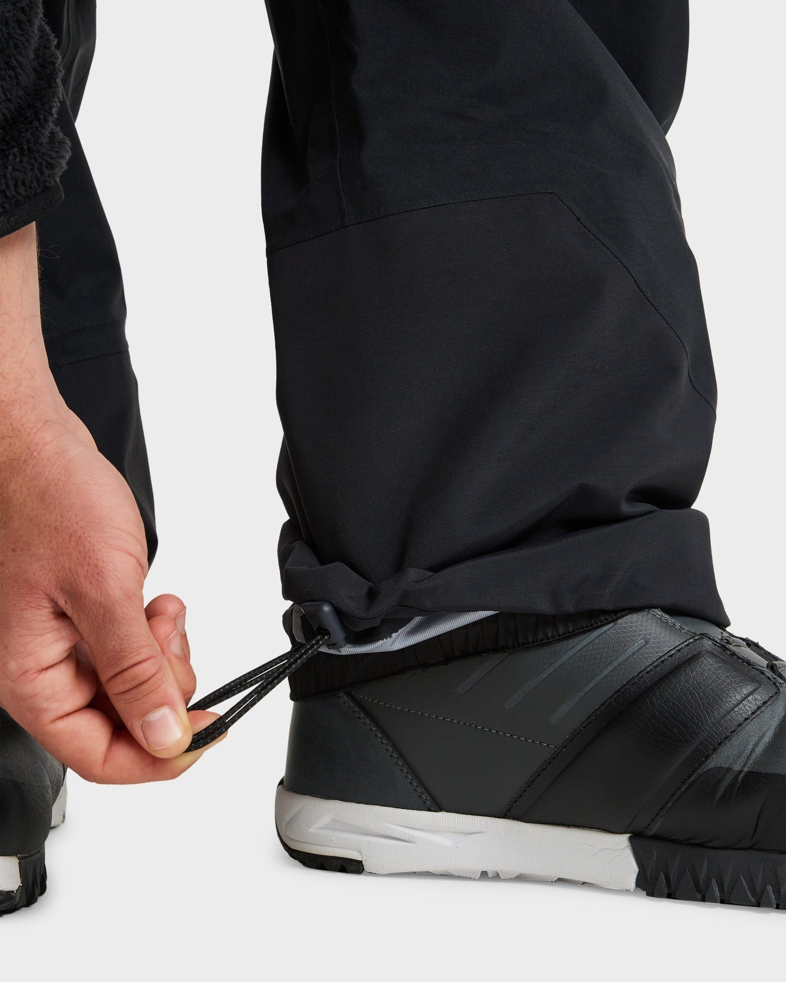 Mens Highline Pro 3L Gore-Tex Snowboard Pant True Black - Image 4