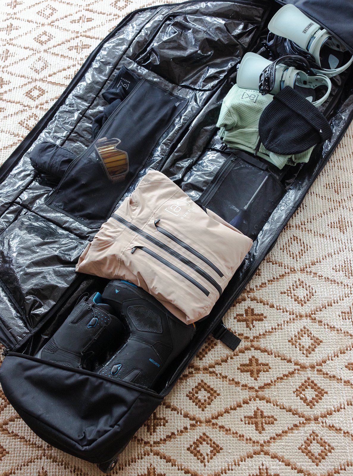 Wheelie Flight Attendant Snowboard Bag True Black - Image 10