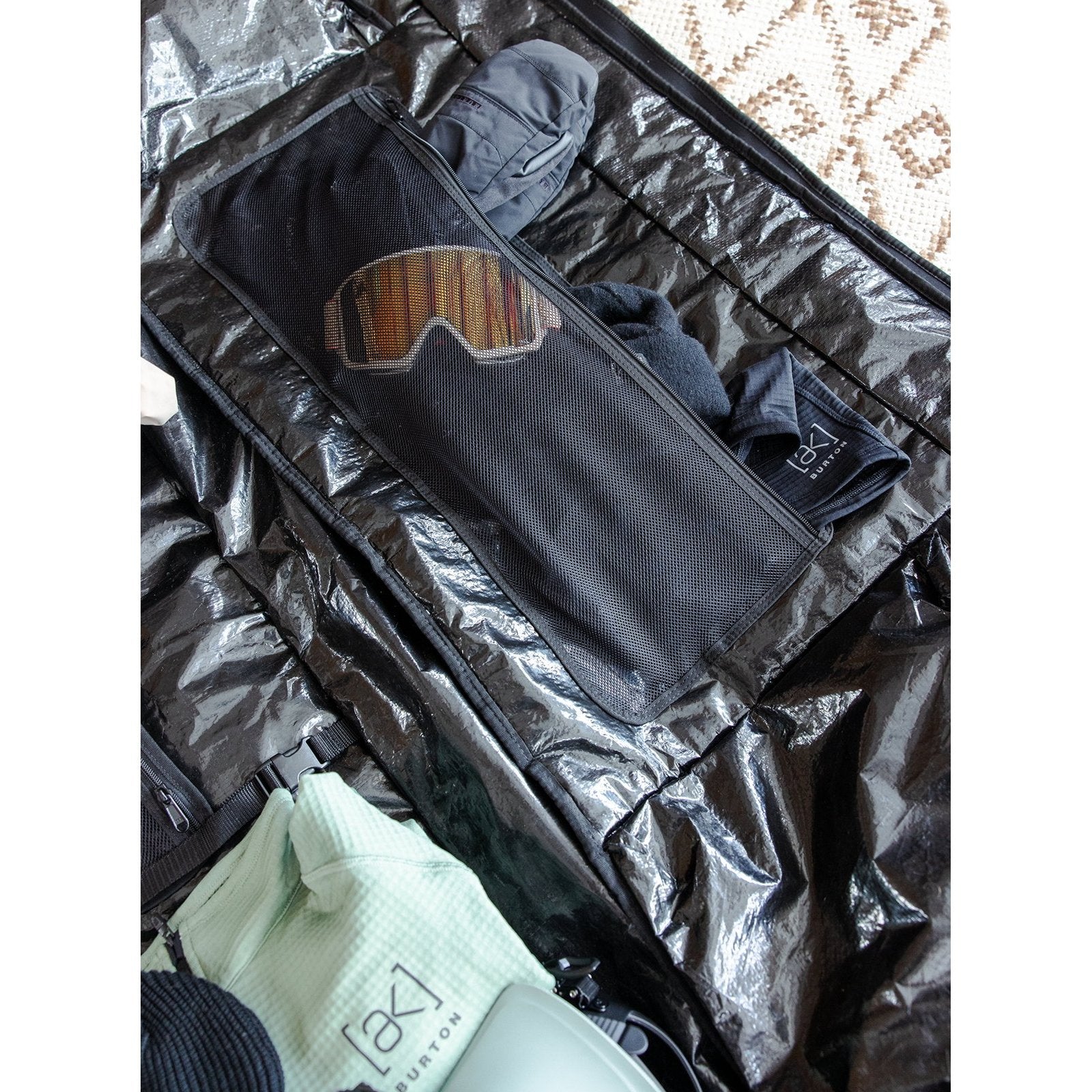 Wheelie Flight Attendant Snowboard Bag True Black - Image 9