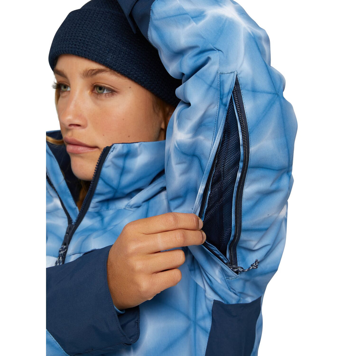 burton-lelah-snowboard-jacket-2021-blue-dailola-shibori-dress-blue