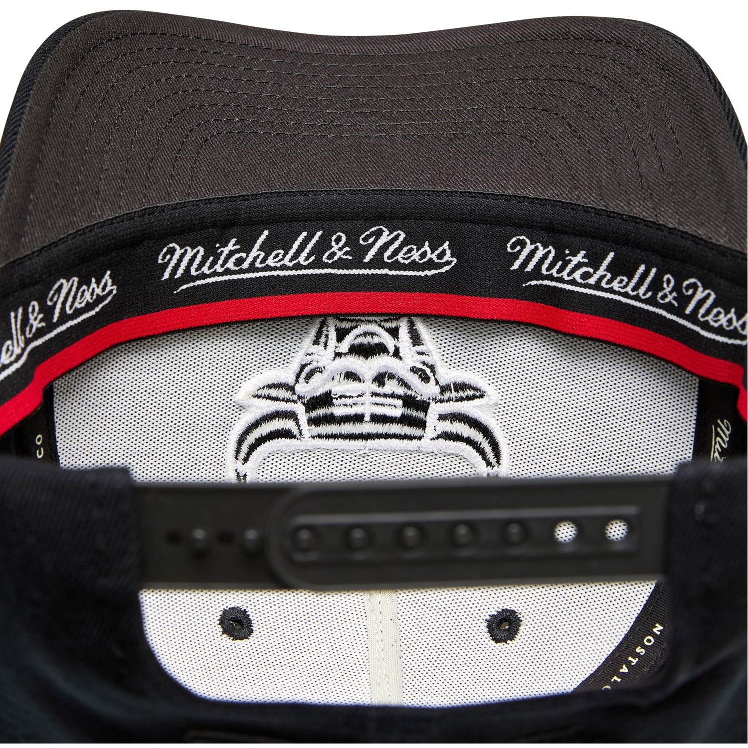 Mitchell & Ness Chicago Bulls Black & White Team Logo Classic Snapback